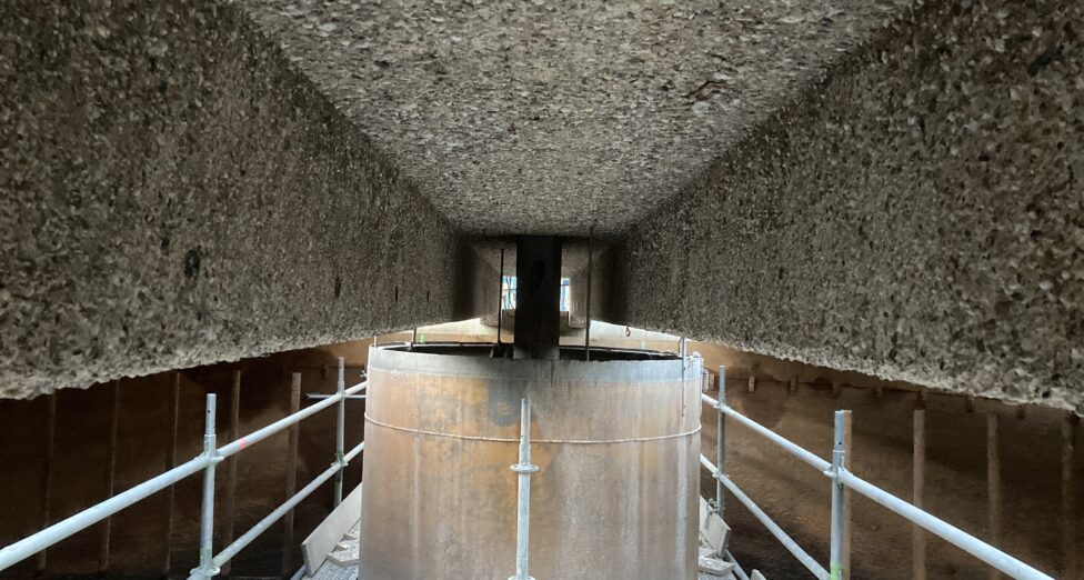 Betonbrug van voorindikker 1 en 2 bij RWZI Deventer